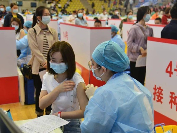 东莞塘厦体育馆新冠疫苗接种现场 定制赢博官方（中国）总部工厂免费接种新冠疫苗中
